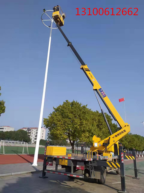 輕型伸縮臂高空車(chē)更換照明路燈施工現(xiàn)場(chǎng)，效率高